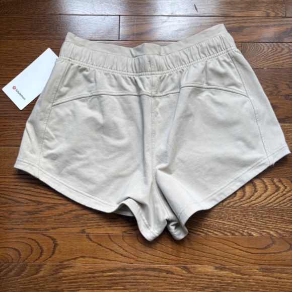 NWT Lululemon Inner Glow Shorts Mojave Tan Size 8 - Picture 4 of 4
